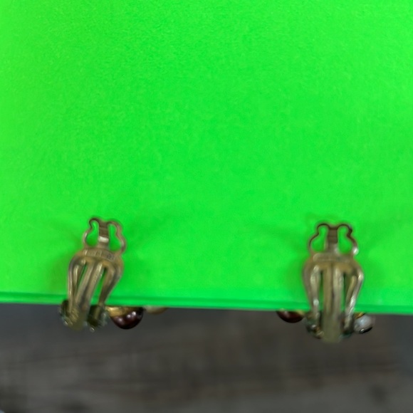 Clip earrings - Picture 2 of 3